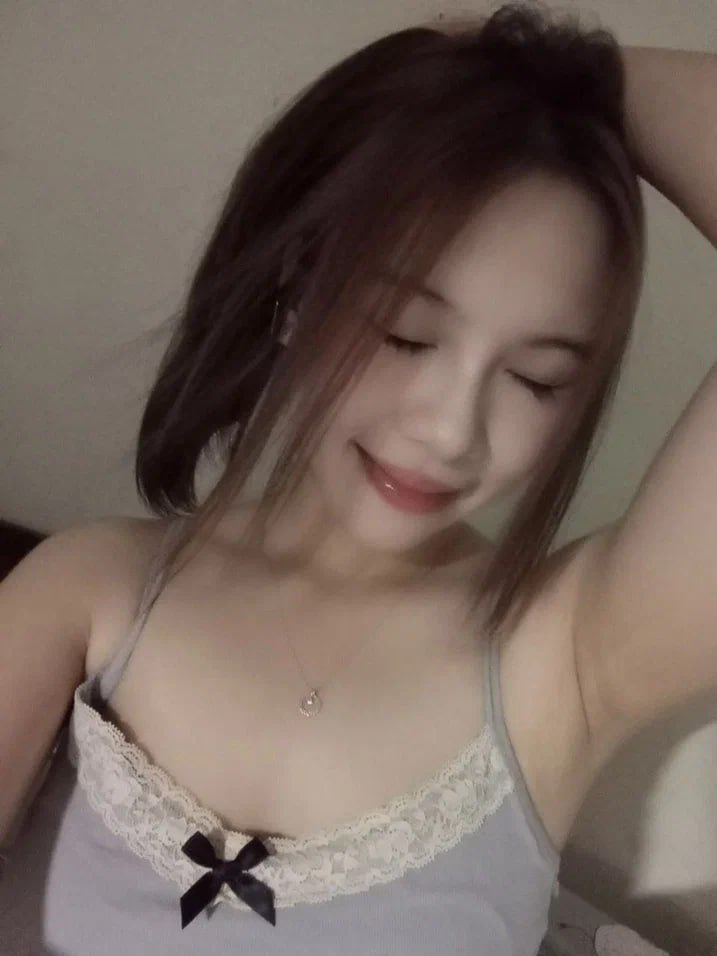 Chồng vất vả tăng ca, vợ lén lút "đi ngoài" với thầy giáo cũ